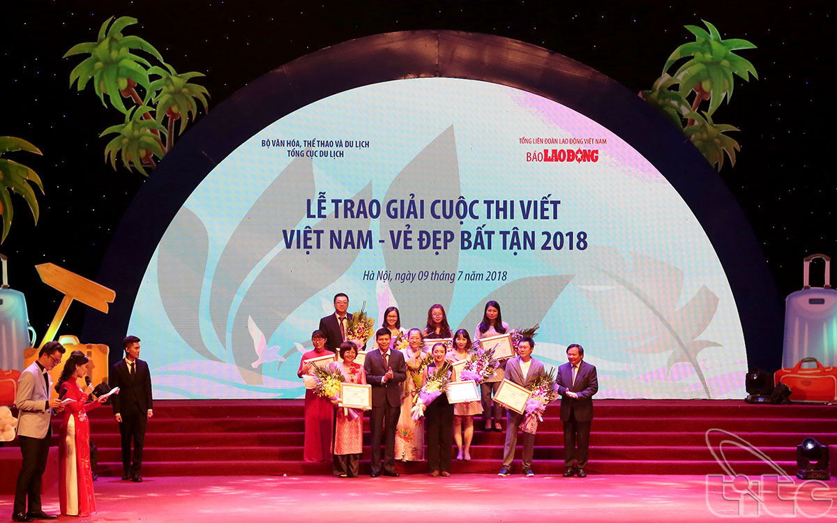 The Organizing board also awarded for 12 winners of the writing contest “Viet Nam – Timeless Charm” 