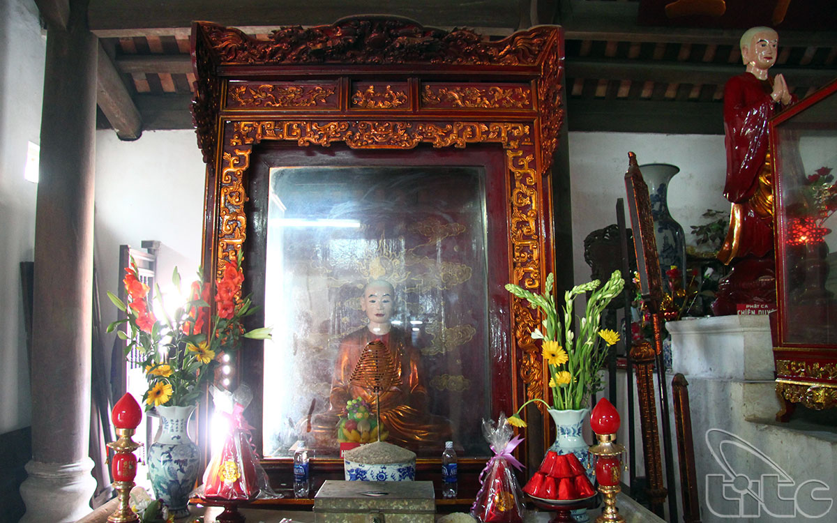 The altar and statue of Mac Ngoc Lam princess
