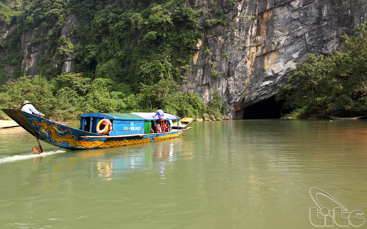 Phong Nha Cave belongs to Phong Nha – Ke Bang Limestone Mountain Range in Son Trach Commune, Bo Trach District, Quang Binh Province