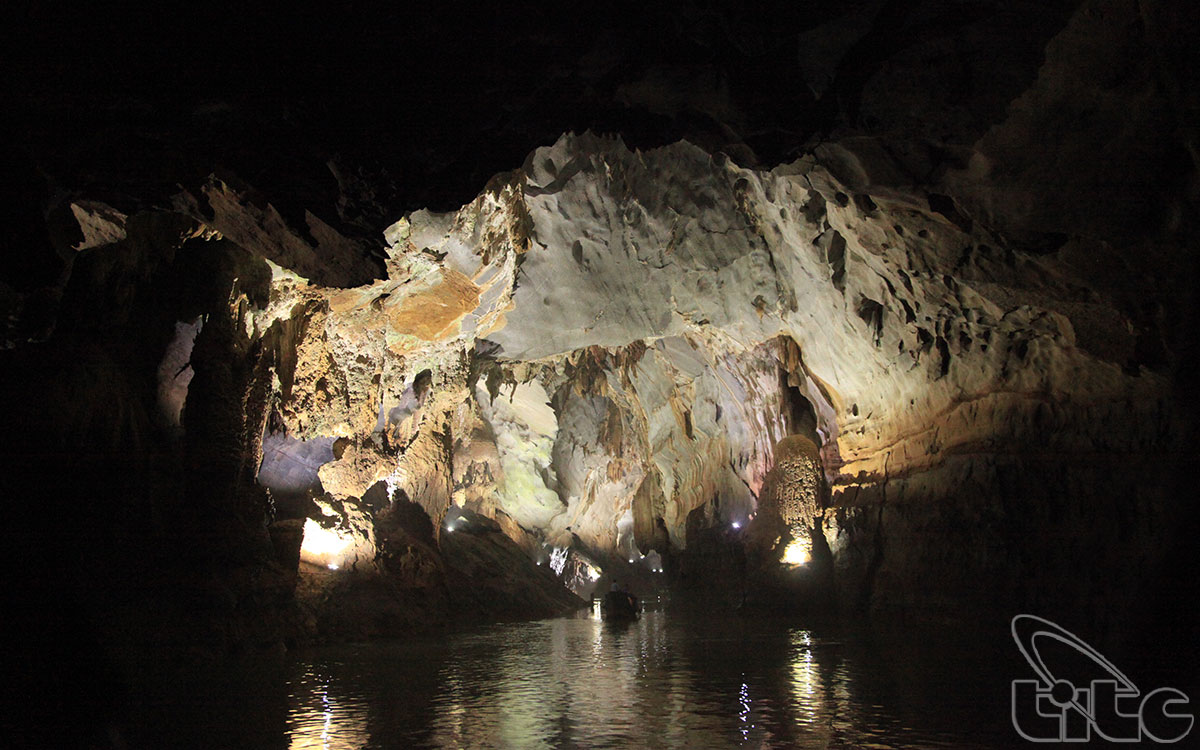 In Phong Nha Cave, the archaeologists also found vestiges of Cham culture such as ancient characters carved on stone, fragments of pottery, etc.
