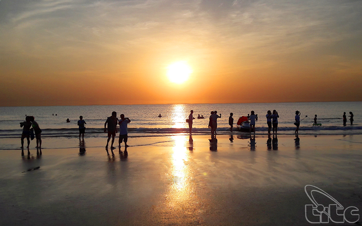 Sunrise on Minh Chau Beach in Quan Lan Island