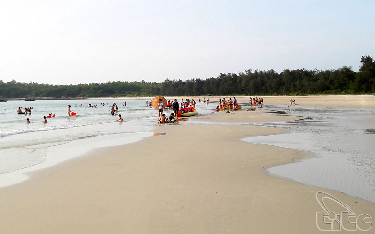Beaches in Quan Lan Island attract visitors thanks to blue water and long white sand bank