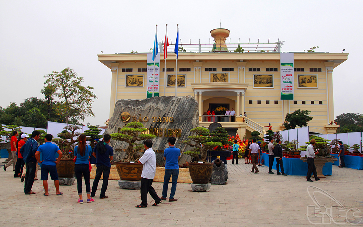Hoang Long Antique Museum in Dong Tho Ward, Thanh Hoa City was established in September 2011. This is the first private antique museum in Viet Nam.