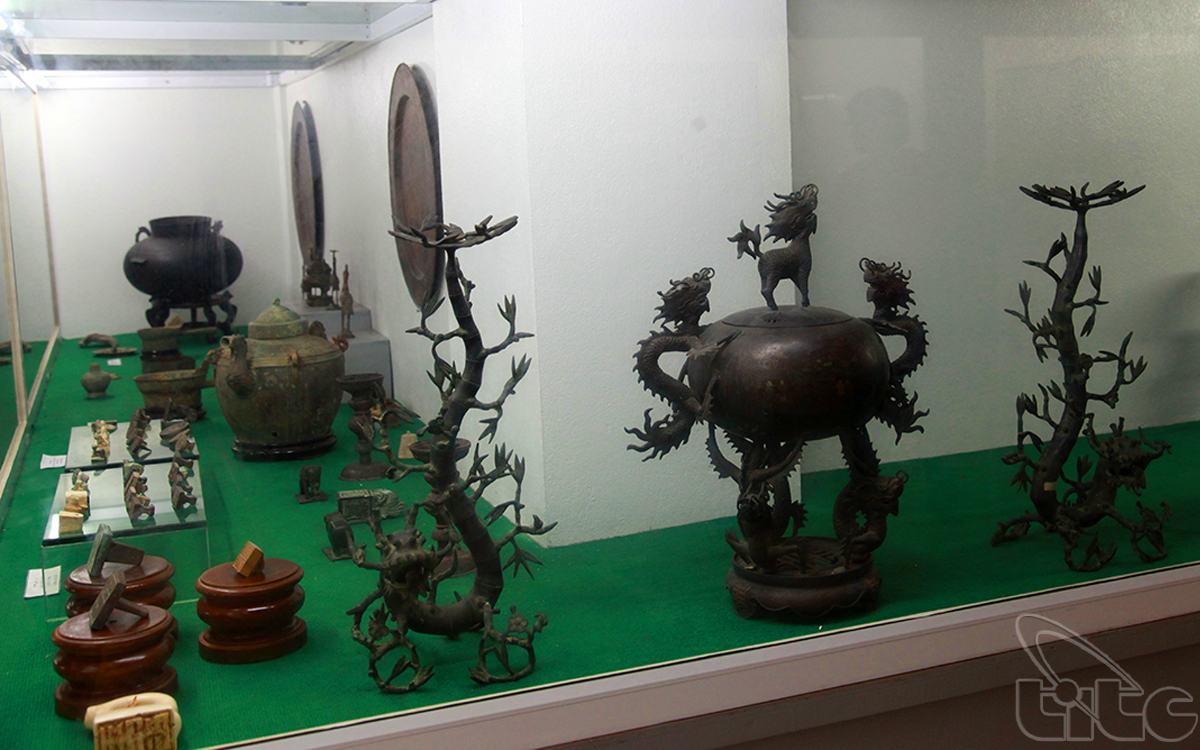 Antiques in Hoang Long Antique Museum
