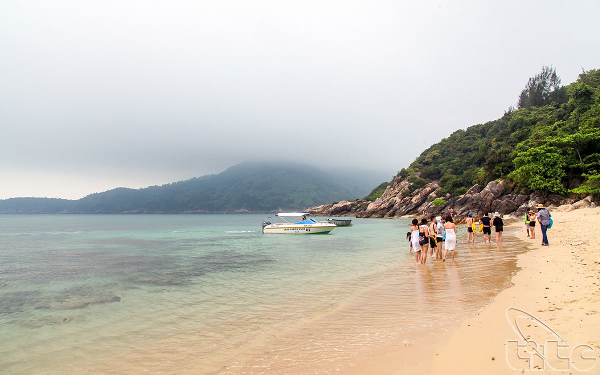 Ngoc (Pearl) Island – Chuoi (Banana) Beach in Thua Thien – Hue Province (Photo: Vu Trinh)