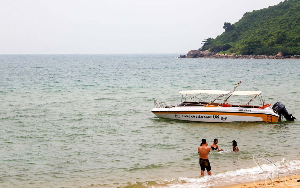 Visitors in Chuoi Beach