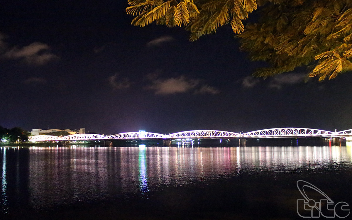 Perfume River – Truong Tien Bridge