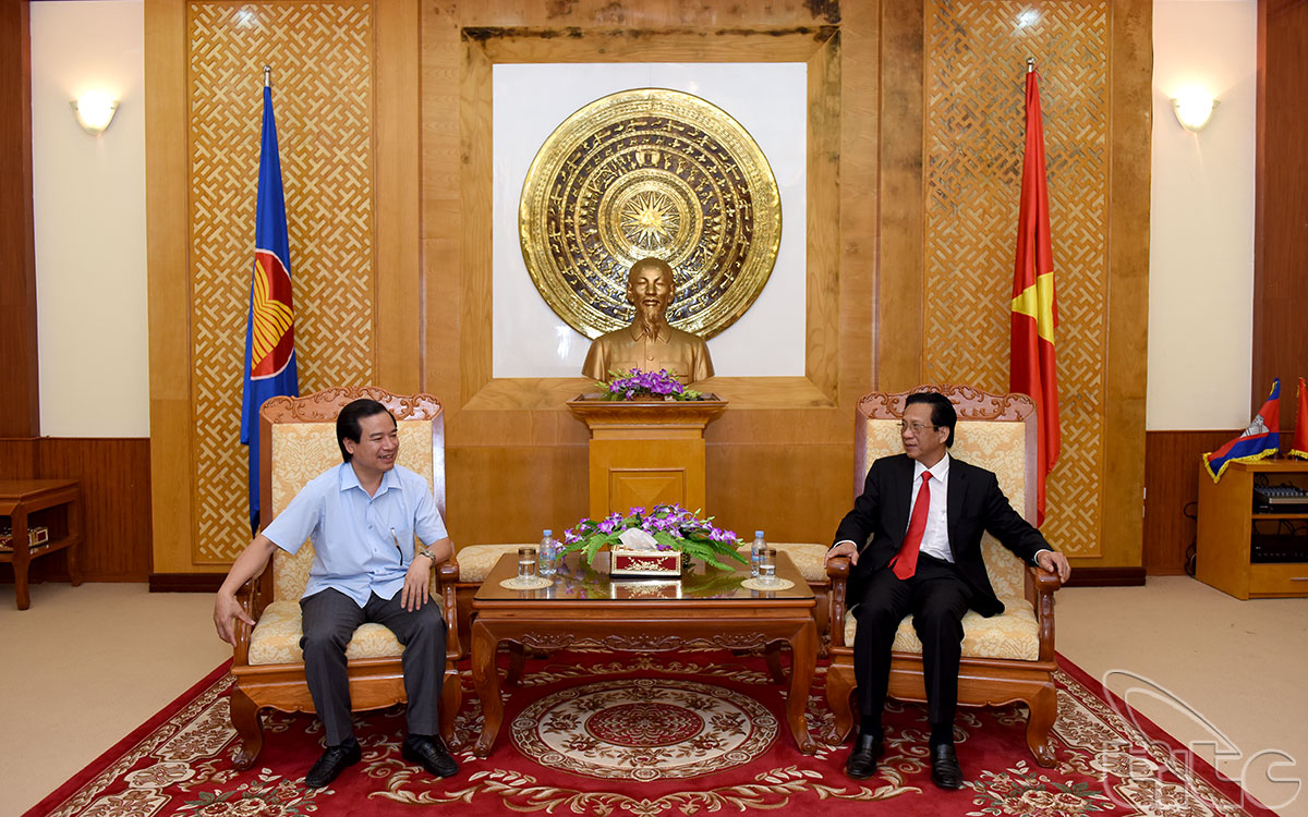 Vice Chairman of VNAT Ha Van Sieu works with Vietnamese Ambassador in Cambodia