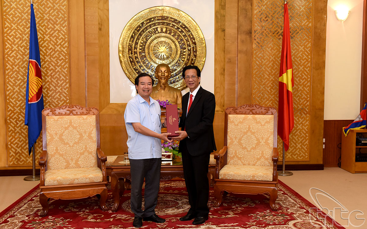 Vice Chairman of VNAT Ha Van Sieu gives present to the Vietnamese Ambassador in Cambodia