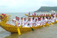 Lễ hội Cát Bà - Hội đua thuyền rồng